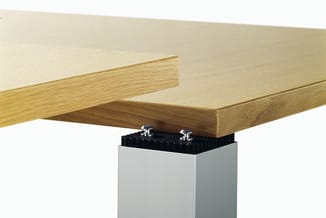 Houten tafelblad in licht houttonaal op grijs metalen onderstel met zwarte klemmen, detailweergave van tafelconstructie.