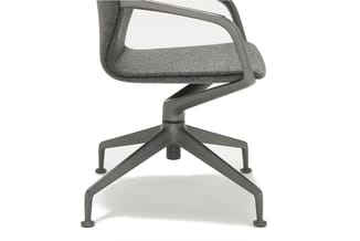 Grijze bureaustoel met gestoffeerde zitting en rugleuning, aluminium frame en vijfpoots voet tegen witte achtergrond.