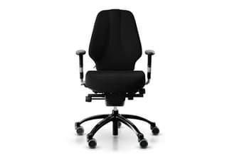 Zwarte ergonomische bureaustoel met hoge rugleuning, verstelbare armleuningen en zitdiepteverstelling op zwart kruisvoetonder