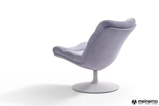 Grijze draaibare loungefauteuil met gewatteerd zitgedeelte op zilverkleurig voetsteun, tegen witte achtergrond.