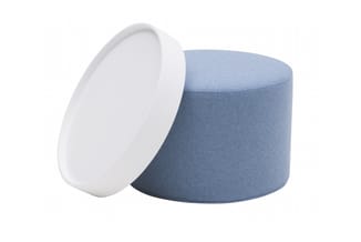 Ronde poef met blauwe gestoffeerde zitting en afneembaar wit kunststof deksel.