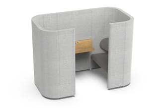 Grijze akoestische belcel met houten zitting en grijze kussens, ergonomische afgeschermde werkplek voor concentratie.