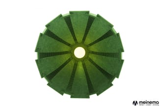 Groen akoestisch plafondpaneel met radiale segmenten en centrale opening, bovenaanzicht.