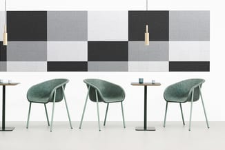 Kantoorruimte met drie groene stoelen met metalen poten rond twee zwarte tafels, gemoduleerde grijze en zwarte wandpanelen me