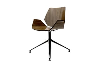 Houten draaibare stoel met houten zitting en rugleuning op zwart draaipiedestal met vierpoot wielbasis.