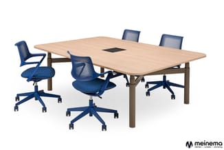 Vergadertafel met lichte houten blad en taupe onderstel, omgeven door vier blauwe bureaustoel met netrug en wielen.