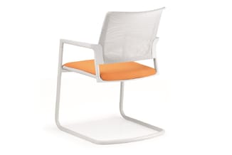 Witte kantoorstoel met oranje zitting, meshrug, vaste armleuningen en glijders, frontal gepositioneerd.