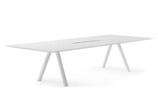 Witte vergadertafel met ovale blad en twee trapeziumvormige poten, voorzien van kabelgat.