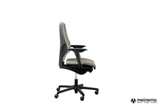 Ergonomische bureaustoel met grijze stoffering en zwarte details, verstelbare armleuningen, gasveer en zwart kruisvoet onders