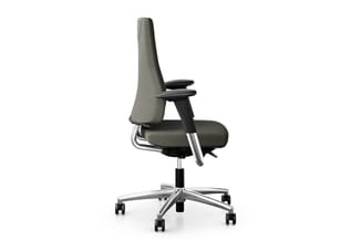 Grijze ergonomische bureaustoel met hoge rugrug, zwarte armleuningen en aluminium voetkruis met wieltjes.
