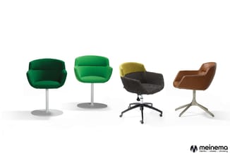 Vier moderne kantoor- en vergaderstoelen in verschillende kleuren en uitvoeringen: twee groene stoelen op voetstuk, één zwart