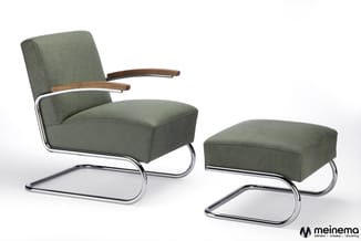Groene fauteuil en voetenbankje met houten armleuningen en chromen U-vormige frame, meinema-logo.