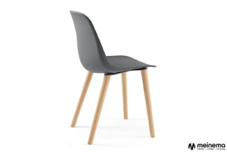 Moderne stoel met grijs kunststof zitting, gebogen rugleuning en vier houten poten in natuurlijke houtkleur.