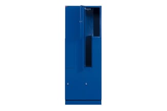 Blauwe vrijstaande kast met deuren, glazen panelen in bovengedeelte en twee onderdeuren, twee handgrepen onderin zichtbaar.