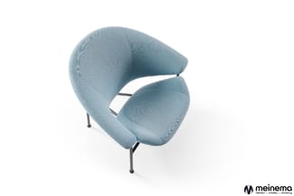 Blauwe design stoel met gebogen rugleuning en zitting, metalen poten, tegen witte achtergrond.