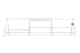 Modulair wit metalen hangrek met drie A-frame stellingen, twee horizontale dragers en meerdere hangende rails voor display- o