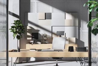 Modern kantoor met houten bureau, zwarte bureaustoel, witte wandpanelen, grijze akoestische panelen en groen plant accent.