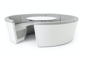Ronde witte loungeset met grijze gestoffeerde zitting, ingebouwde ronde tafel in het midden en gebogen zijpanelen.