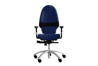 Ergonomische bureaustoel met donkerblauwe bekleding, zwarte accenten, verstelbare armleuningen en vijfwielonderstel op zilver