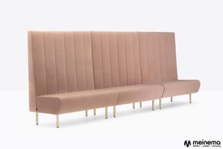 Roze/beige loungebank met hoog gestoffeerd ruggedeelte, verticale stiksels, afgeronde armleuningen en beige poten, geschikt v