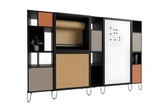 Modulaire kastenwand met zwart frame, verschillende compartimenten met kurk, wit, grijs en oranje panelen, open vakken, plant
