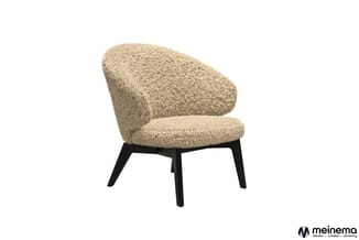 Beige gestructureerde loungefauteuil met afgeronde rugleuning op zwarte houten poten, vrijstaand tegen witte achtergrond.