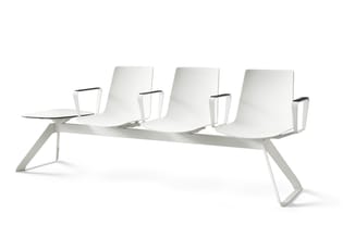 Wachtruimtebank met drie witte stoelen en armleuningen, aluminium frame, moderne geometrische vorm.
