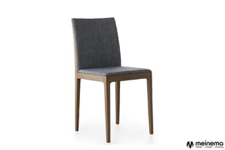 Houten stoel met grijze gestoffeerde zitting en rugleuning tegen witte achtergrond. Meinemo-logo rechtonder.