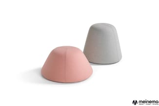 Twee conische poef-achtige zitobjecten: één roze en één grijs, beide met gestoffeerde bekleding op witte achtergrond.