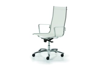 Moderne bureaustoel met hoog netrugleuning, aluminium frame, wielen en armsteunen op wit oppervlak.