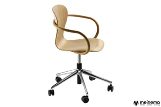 Houten bureaustoel met armleggers op wieltjes, chromen draaipoot, natuurlijke houtkleur, minimalistisch design.