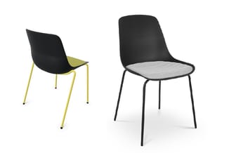Twee moderne stoelen: links zwarte kunststof zitting op geel metalen frame, rechts zwarte kunststof zitting met grijs stoffen