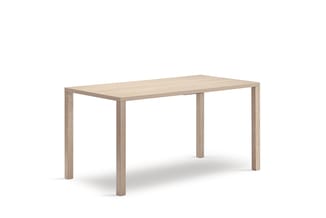 Houten vergadertafel met rechthoekig blad en vier massieve poten in lichte natuurtint.