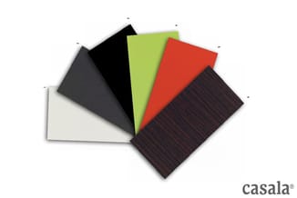 Casala kleurstalen in wit, grijs, zwart, groen, rood en donkerrood, uitgespreid in waaier.