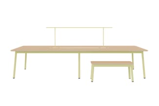 Lange vergadertafel met natuurlijke houten blad en groen metalen frame, met bijpassende bankje ernaast. Inclusief gele hangla