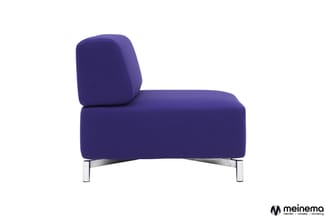 Paarse moderne fauteuil met gestoffeerde zitting en rug, metalen poten, zijprofiel tegen witte achtergrond.