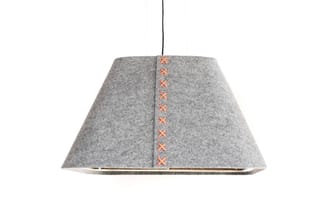 Grijze vilt hanglamp trapeziumvormig met oranje kruissteek decoratie aan voorkant