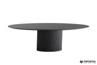 Zwarte ovale vergadertafel met cilindervormig centraal voetsteun, moderne design op witte achtergrond.