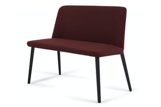 Loungebank met donkerrood/bordeaux gestoffeerde zitting en rugleuning, zwarte metalen poten, zijarmsteun links.
