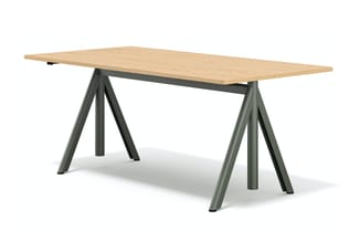 Rechthoekige vergadertafel met natuurlijk houten blad en grijs-groene metalen trapeziumvormige onderstel aan beide zijden.