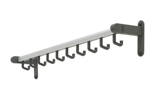 Wandgemonteerde kapstok in donkergrijs metaal met zilverkleurige aluminium rail en 8 haakjes.