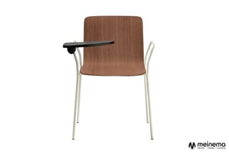 Bureaustoel met houten zitting in bruin, witte metalen poten en zwart schrijftablet aan de linkerzijde.