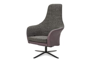 Moderne fauteuil met grijze gestoffeerde zitting en rugleuning, donkerpaarse leren zijpanelen en zwart kruisonderstel.