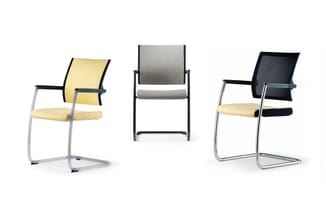 Drie kantoorstoel modellen: links geel model met aluminium frame, midden grijs model met zwart frame, rechts zwart-geel model
