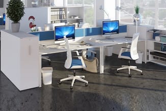 Modern kantoor met wit bureau, blauwe schermafscheidingen, witte ergonomische stoelen, computers, plantas en grote ramen.