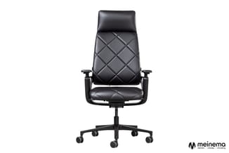 Zwarte ergonomische bureaustoel met quilted lederen bekleding, hoge rugleuning, verstelbare armleuningen en wielbasis op witt
