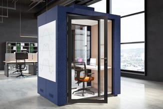 Blauwe akoestische belcel met glazen deur en raam, zwarte stoel met oranje zitting, wit bureau met laptops, in open kantoorla
