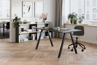 Modern kantoor met zwart bureau met houten blad, zwarte ergonomische bureaustoel, zwart-houten opbergkast, planten en ramen m