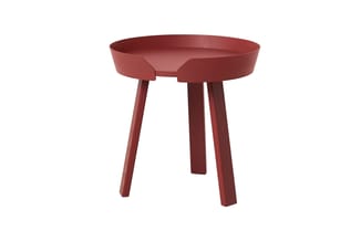Rode bijzettafel met rond blad en drie trapeziumvormige poten, modern design.