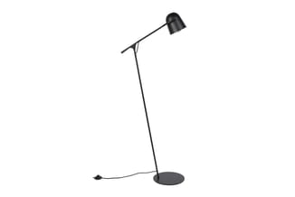 Zwarte staande leeslamp met verstelbare arm, cilindrische kap en ronde voetplaat op witte achtergrond.